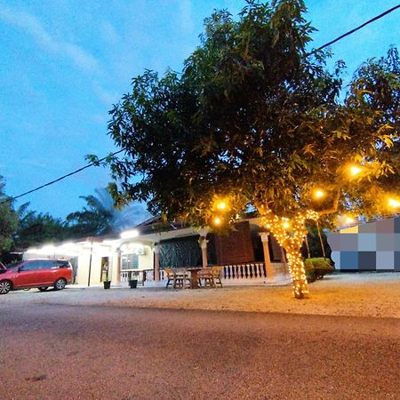 Basrie Villa "Mslim Only" - Mini Cinema , Private Pool , Wi-Fi , Netflix Muar Exterior foto