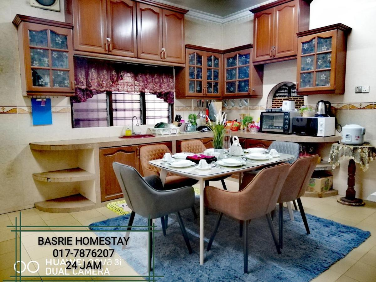 Basrie Villa "Mslim Only" - Mini Cinema , Private Pool , Wi-Fi , Netflix Muar Exterior foto